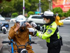 江苏7月1日起，骑乘电动车未戴头盔将被罚