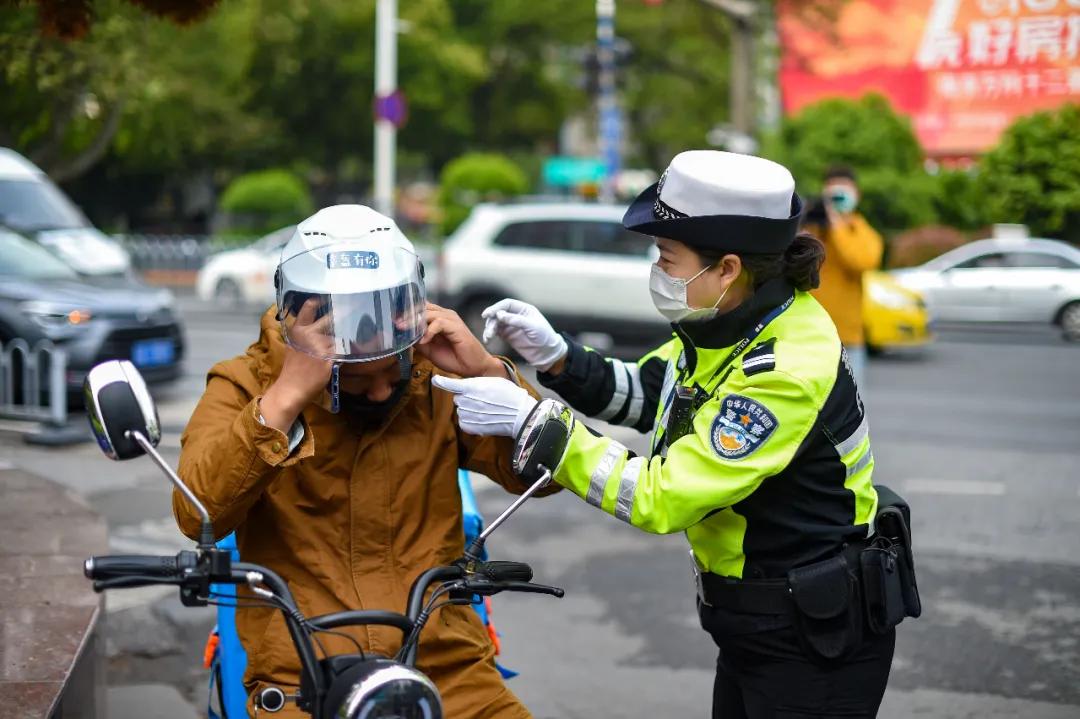 江苏7月1日起，骑乘电动车未戴头盔将被罚