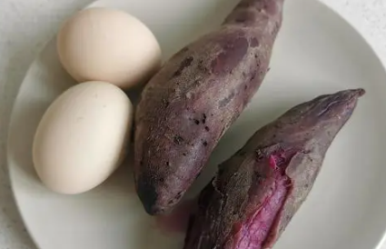 为什么鸡蛋和紫薯一起就变绿1